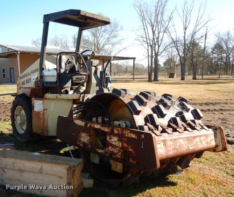 image for item ID9998 Ingersoll Rand SD-70F Pro Pac  single drum roller