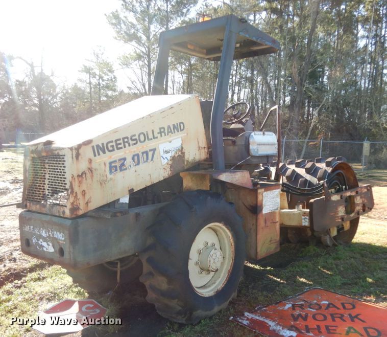 image for item ID9998 Ingersoll Rand SD-70F Pro Pac  single drum roller