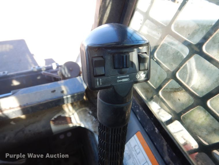 image for item IK9828 2006 Bobcat S250  skid steer loader