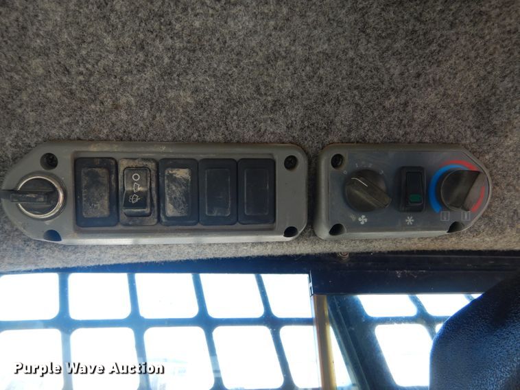 image for item IK9828 2006 Bobcat S250  skid steer loader