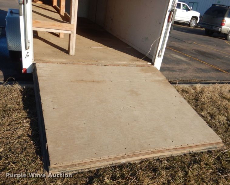 image for item IK9843 2006 Fabrique CM716TA2 enclosed cargo trailer