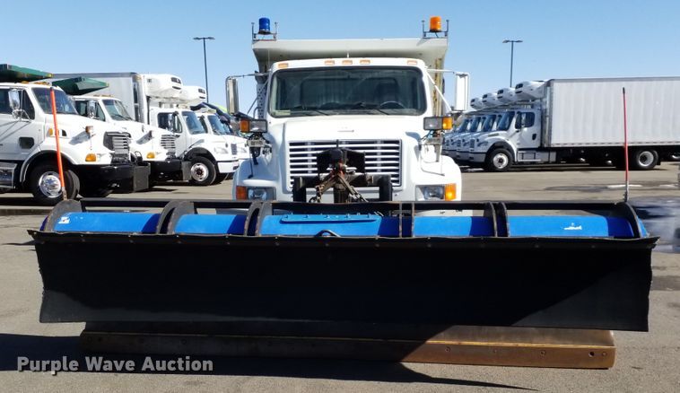 image for item IP9074 2002 International 4900  dump truck