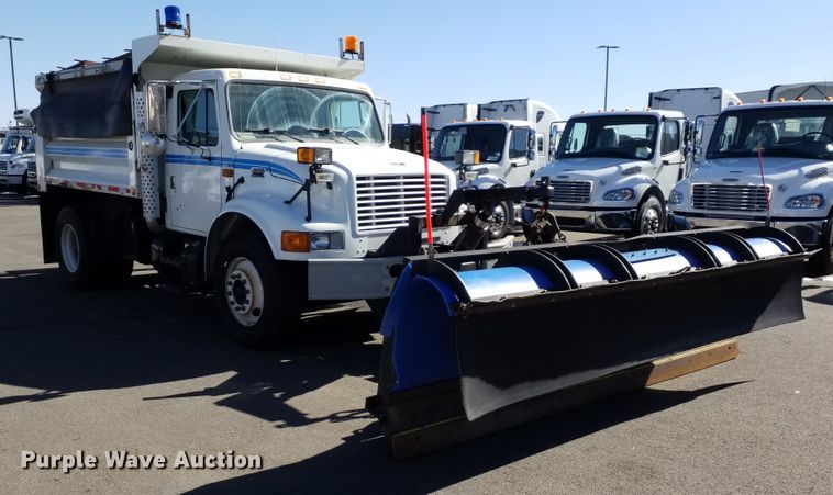 image for item IP9074 2002 International 4900  dump truck