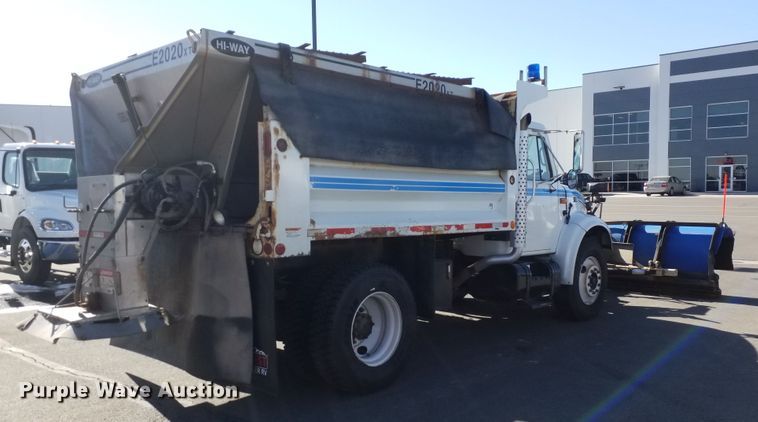 image for item IP9074 2002 International 4900  dump truck