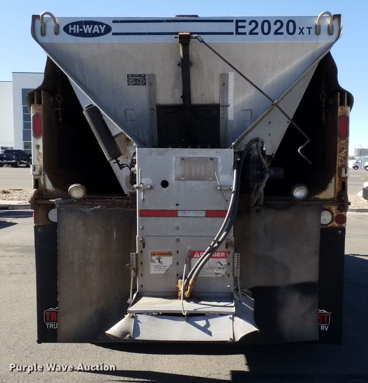 image for item IP9074 2002 International 4900  dump truck