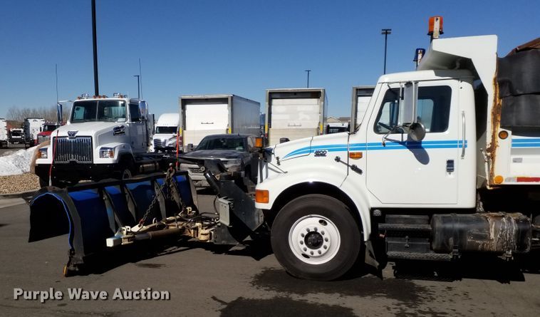 image for item IP9074 2002 International 4900  dump truck
