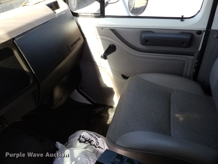 image for item IP9074 2002 International 4900  dump truck