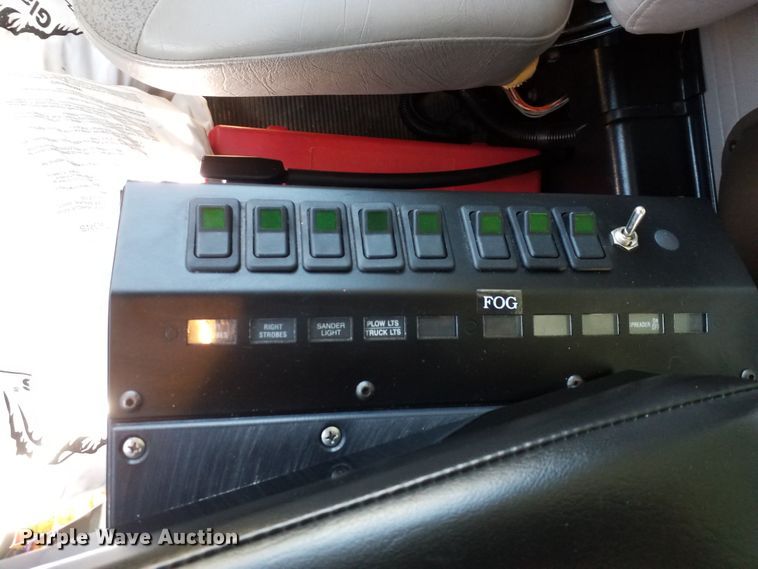 image for item IP9074 2002 International 4900  dump truck