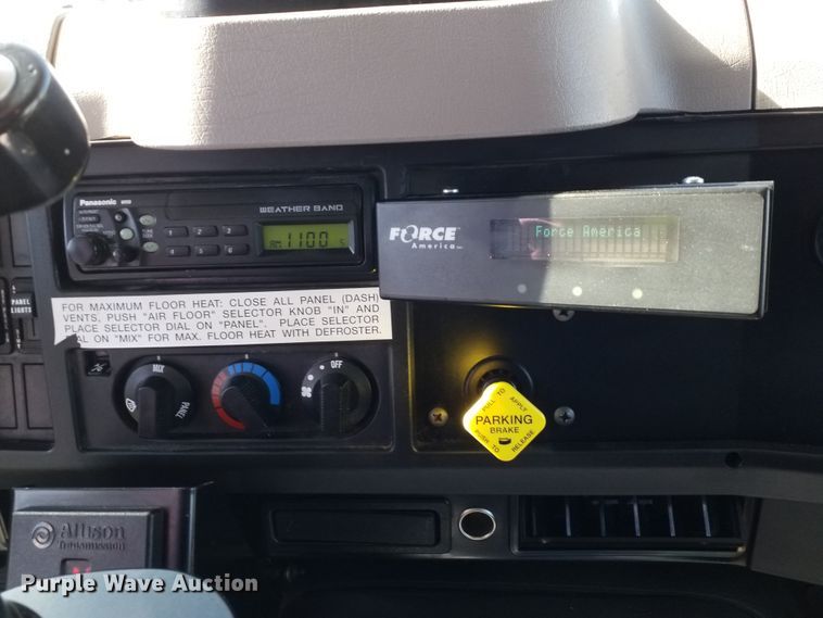 image for item IP9074 2002 International 4900  dump truck