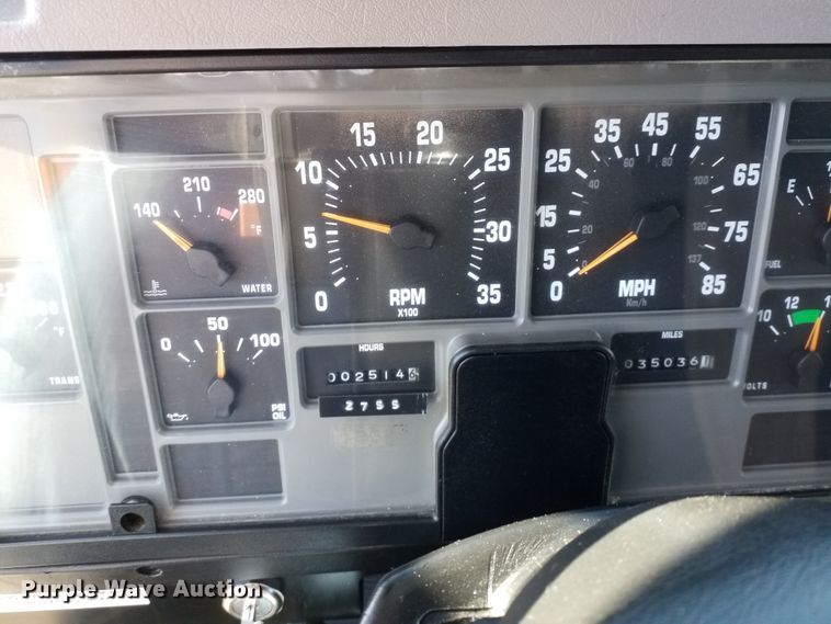 image for item IP9074 2002 International 4900  dump truck