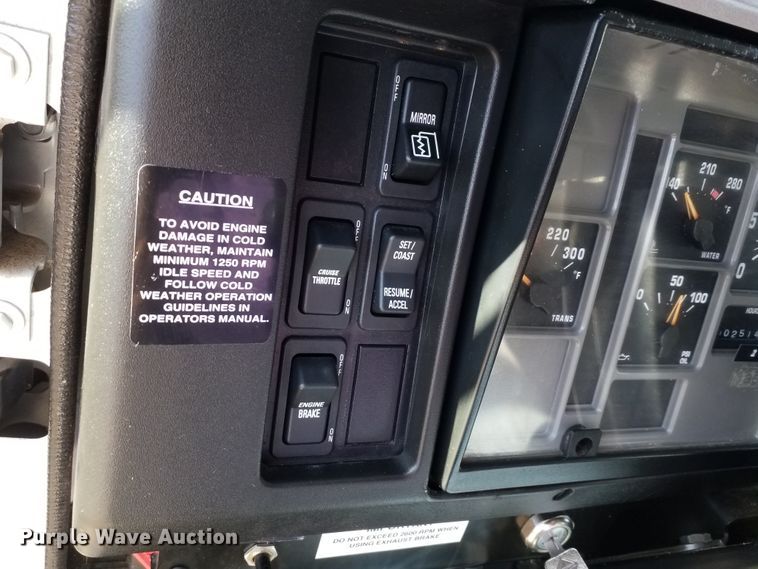 image for item IP9074 2002 International 4900  dump truck