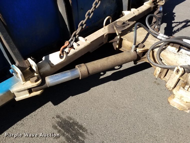 image for item IP9074 2002 International 4900  dump truck