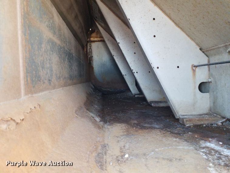 image for item IP9074 2002 International 4900  dump truck