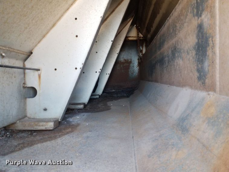 image for item IP9074 2002 International 4900  dump truck