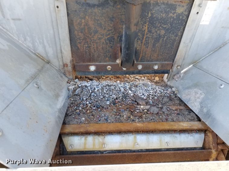 image for item IP9074 2002 International 4900  dump truck