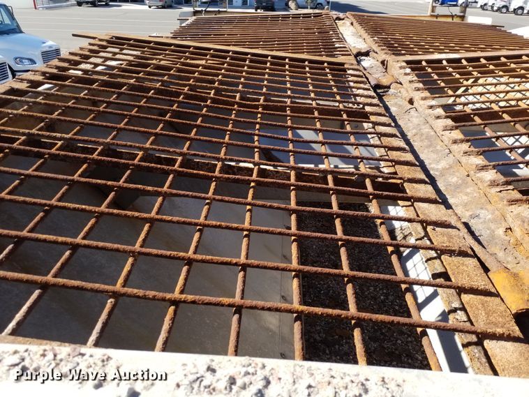 image for item IP9074 2002 International 4900  dump truck