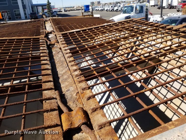 image for item IP9074 2002 International 4900  dump truck