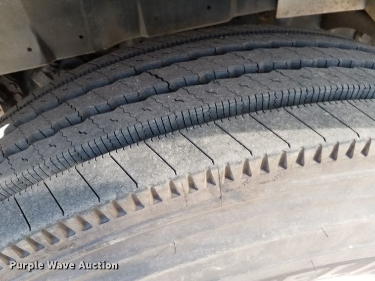 image for item IP9074 2002 International 4900  dump truck