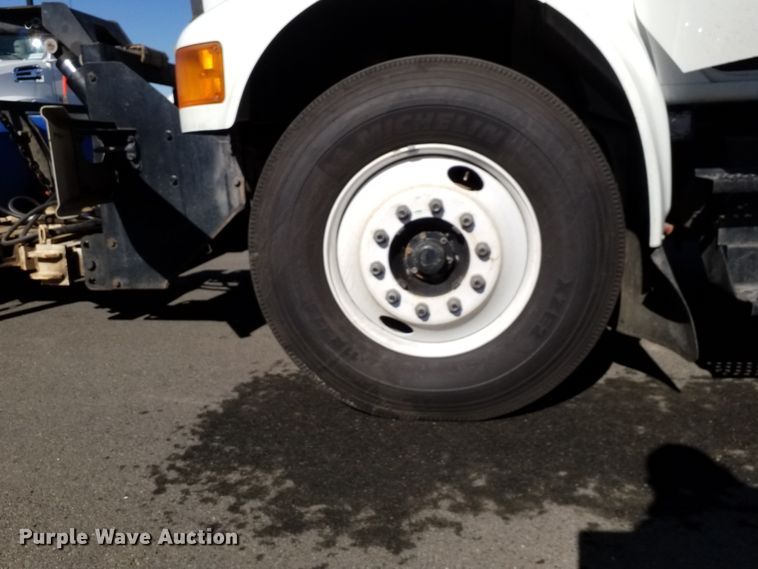 image for item IP9074 2002 International 4900  dump truck