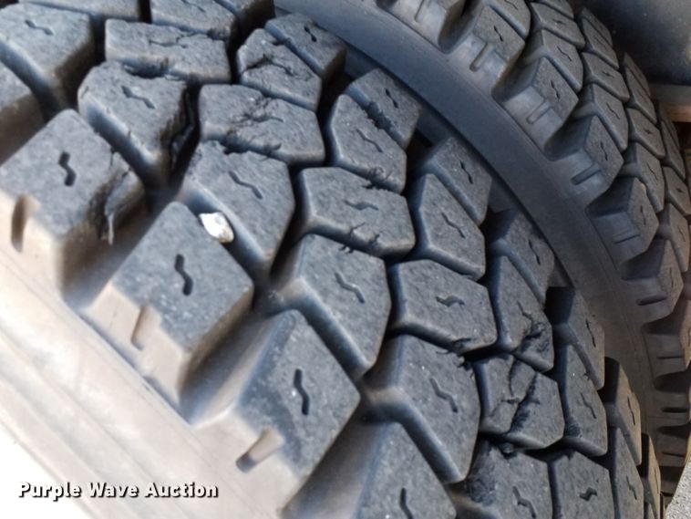 image for item IP9074 2002 International 4900  dump truck