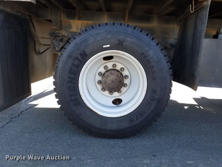 image for item IP9074 2002 International 4900  dump truck