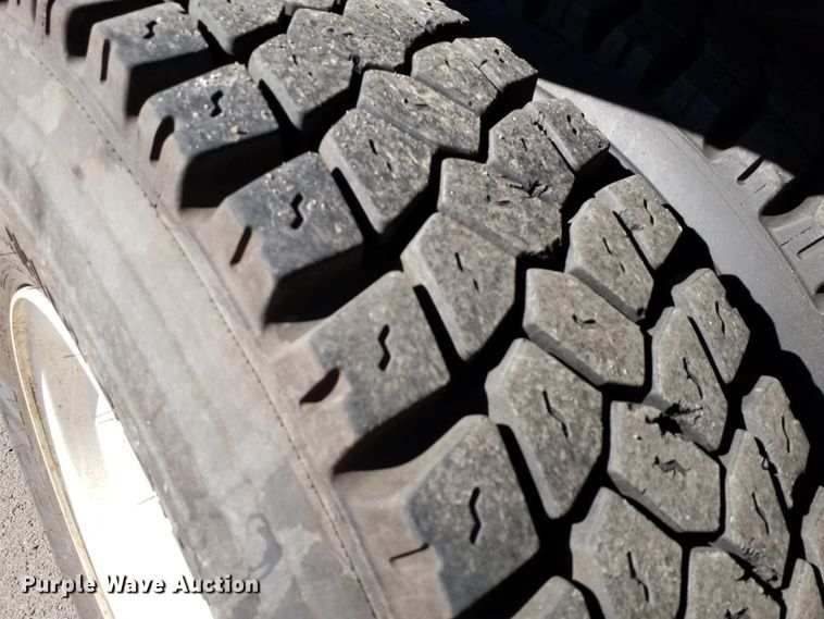 image for item IP9074 2002 International 4900  dump truck