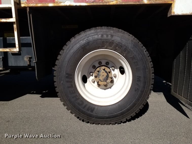 image for item IP9074 2002 International 4900  dump truck