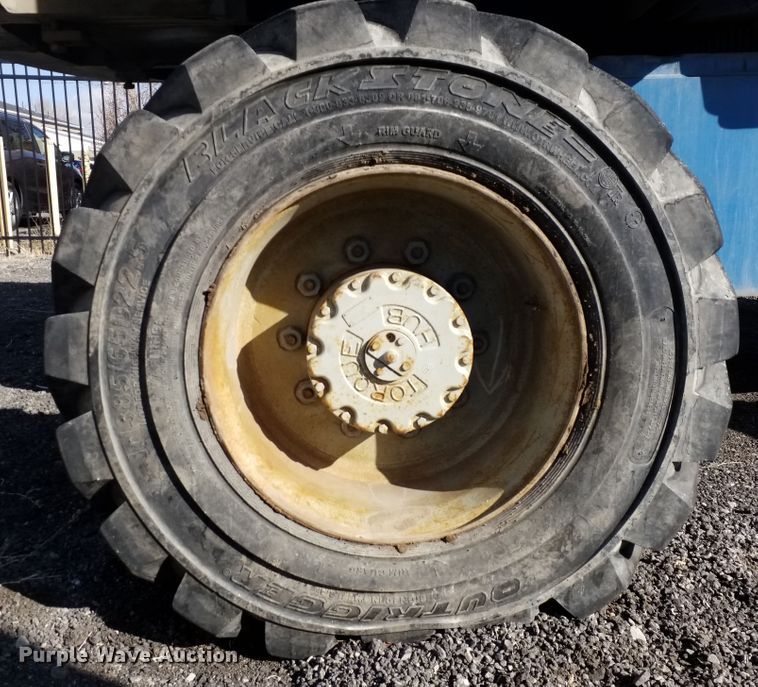 image for item IP9090 2002 Genie S-85  boom lift