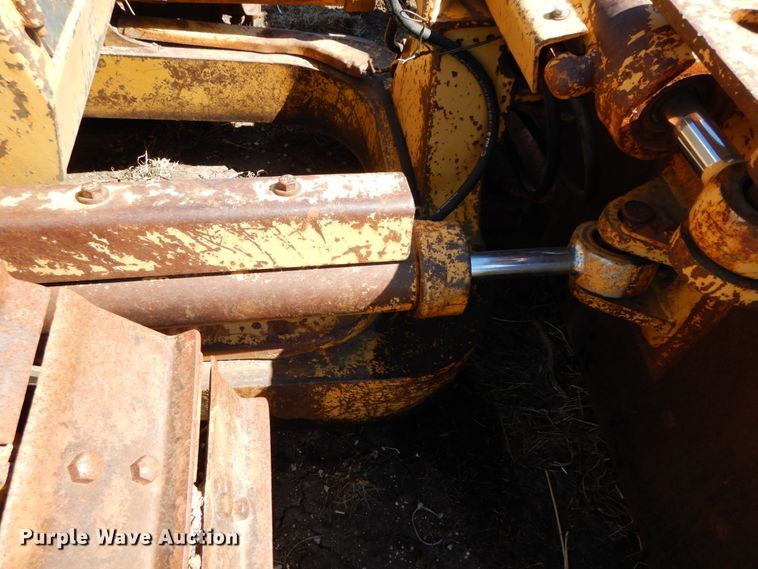 image for item IX9335 1988 Caterpillar D4C  dozer