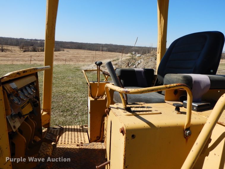 image for item IX9335 1988 Caterpillar D4C  dozer