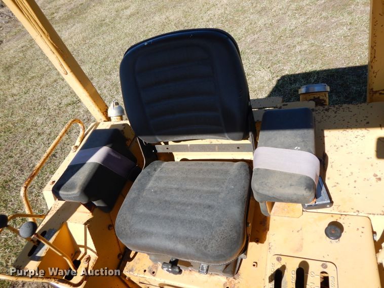 image for item IX9335 1988 Caterpillar D4C  dozer