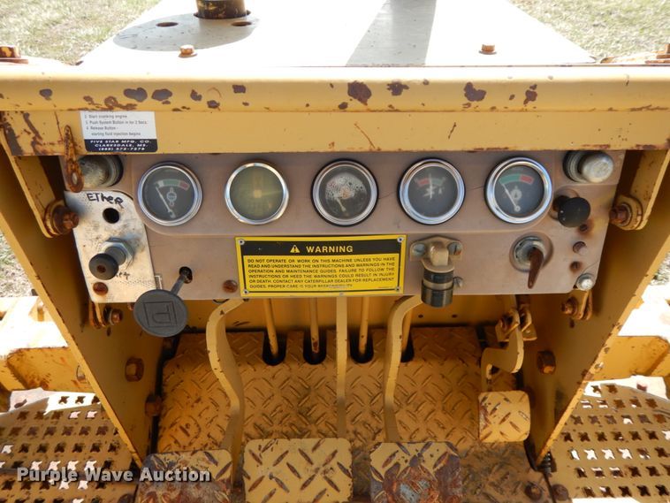 image for item IX9335 1988 Caterpillar D4C  dozer