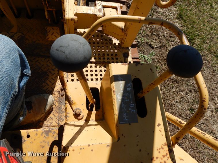 image for item IX9335 1988 Caterpillar D4C  dozer