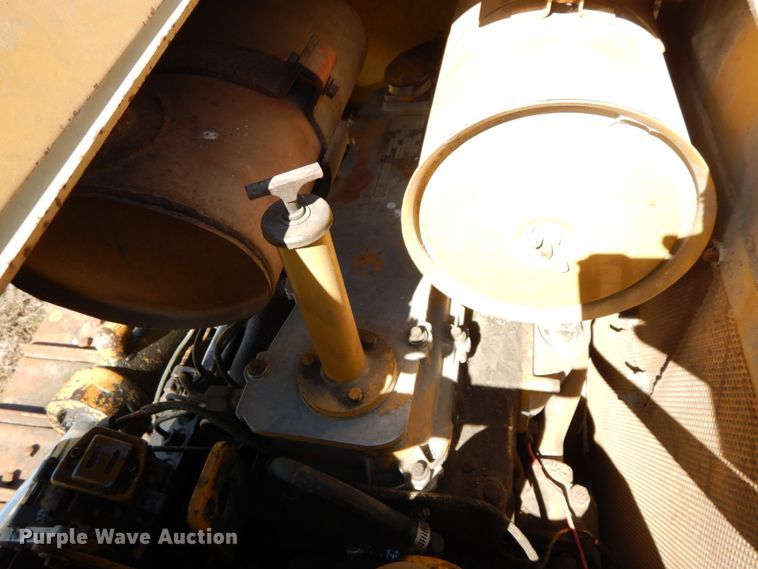 image for item IX9335 1988 Caterpillar D4C  dozer