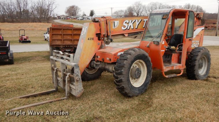 image for item IX9351 2004 Sky Trak 8042  telehandler