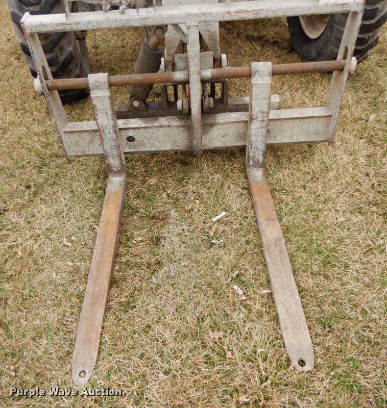 image for item IX9351 2004 Sky Trak 8042  telehandler
