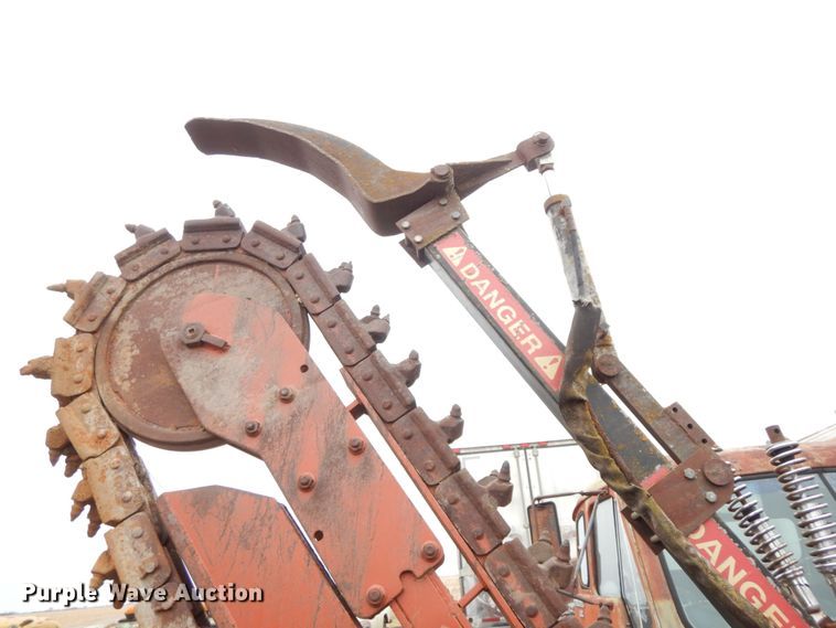 image for item IX9353 1987 Ditch Witch 7510  trencher