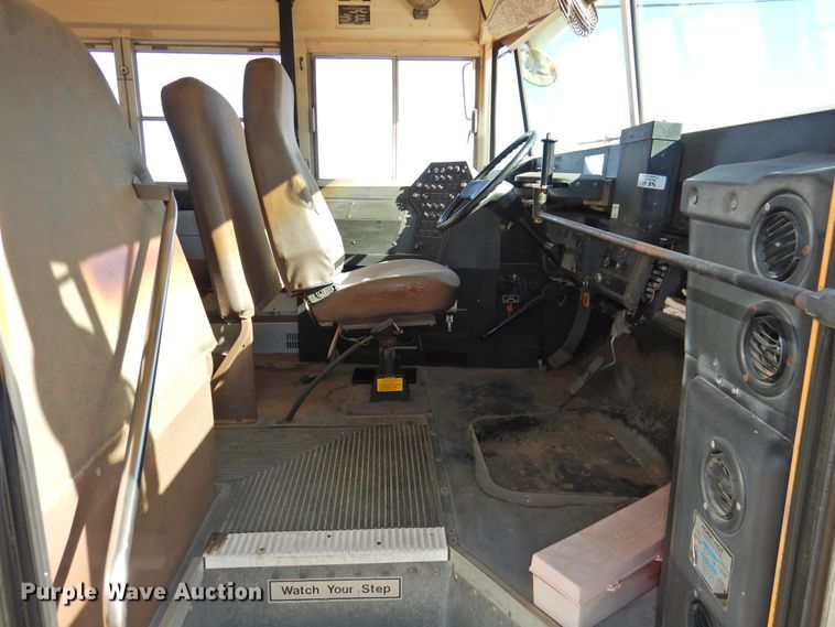 image for item DG1589 1995 International 3800  school bus