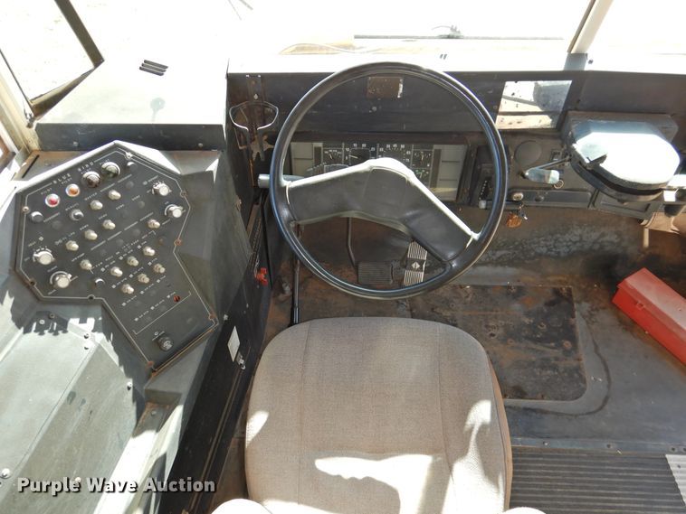 image for item DG1589 1995 International 3800  school bus