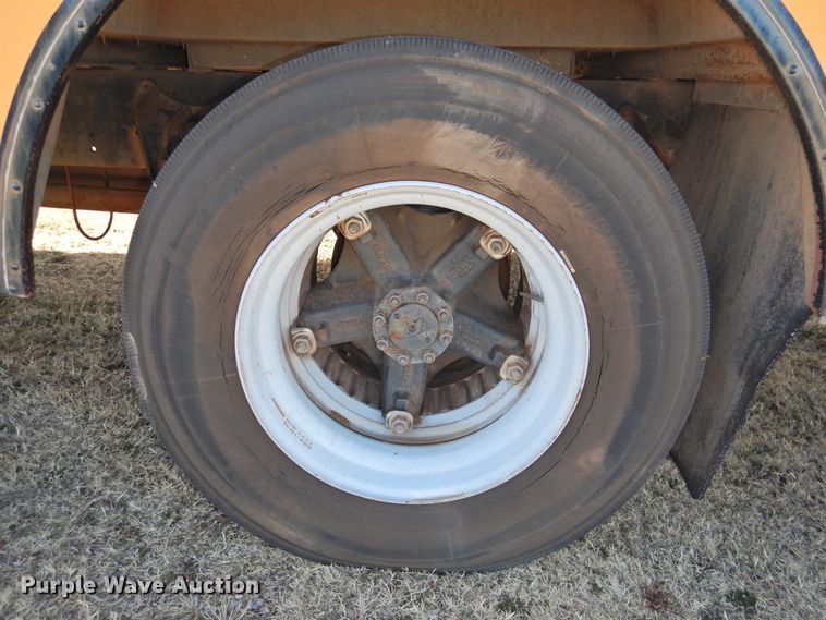 image for item DG1589 1995 International 3800  school bus