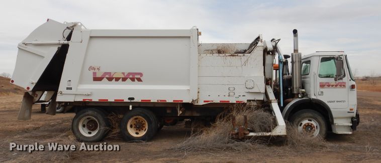 image for item DG8495 2005 Autocar WX  refuse truck