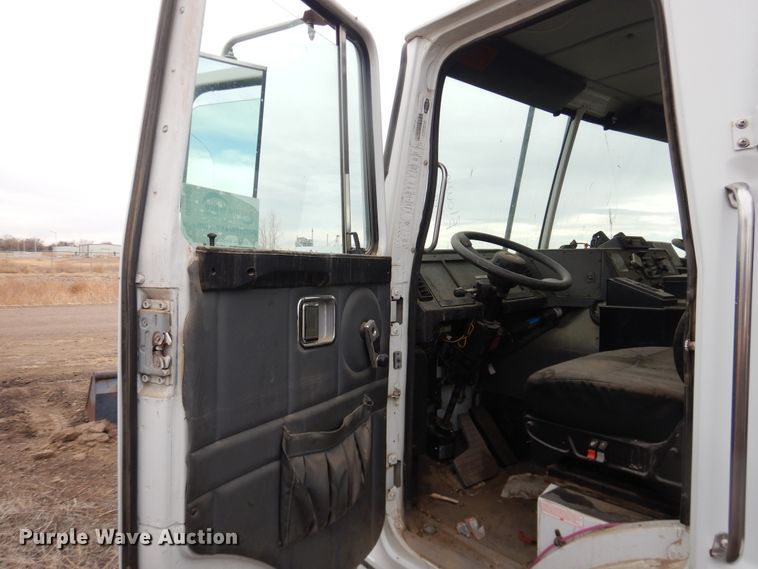 image for item DG8495 2005 Autocar WX  refuse truck