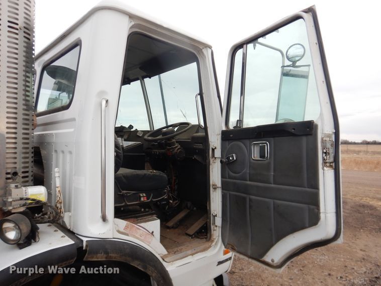 image for item DG8495 2005 Autocar WX  refuse truck