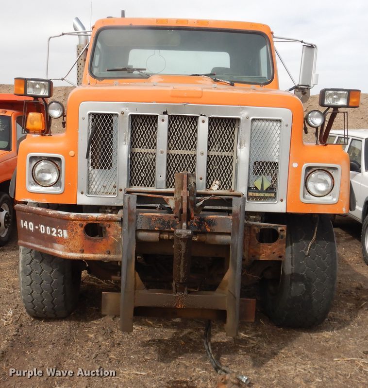 image for item DG8498 1982 International 2574  semi truck