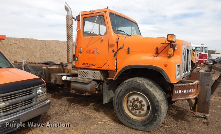 image for item DG8498 1982 International 2574  semi truck