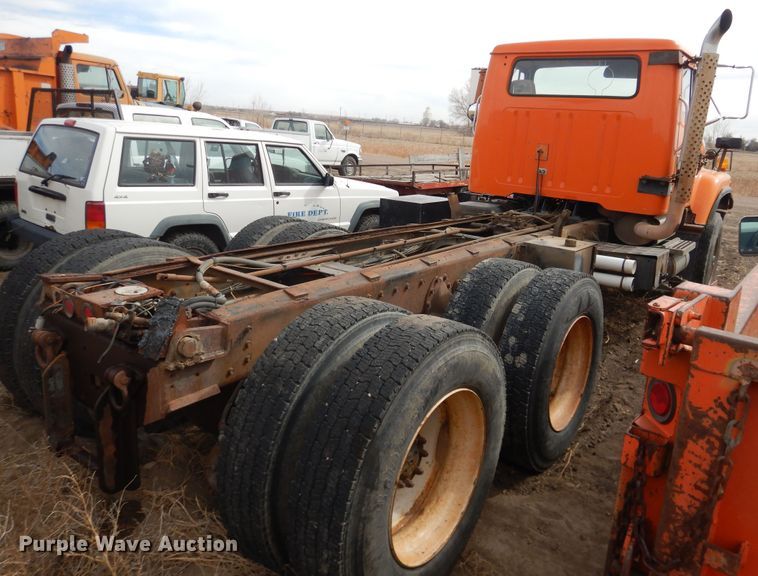 image for item DG8498 1982 International 2574  semi truck