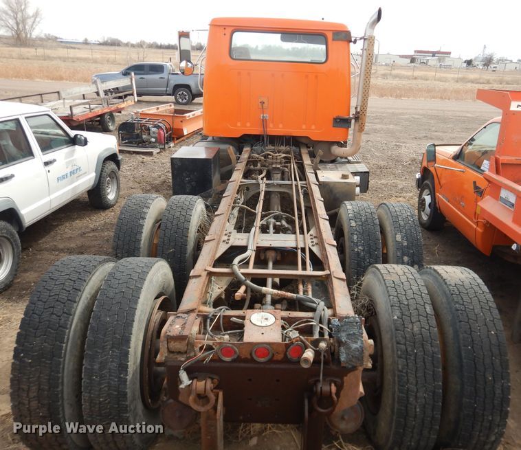 image for item DG8498 1982 International 2574  semi truck