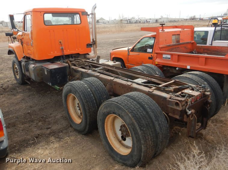 image for item DG8498 1982 International 2574  semi truck