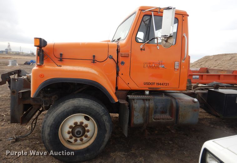 image for item DG8498 1982 International 2574  semi truck