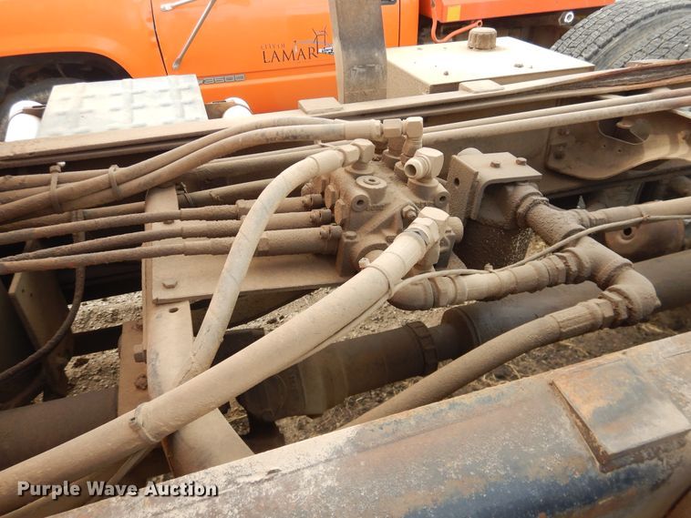 image for item DG8498 1982 International 2574  semi truck